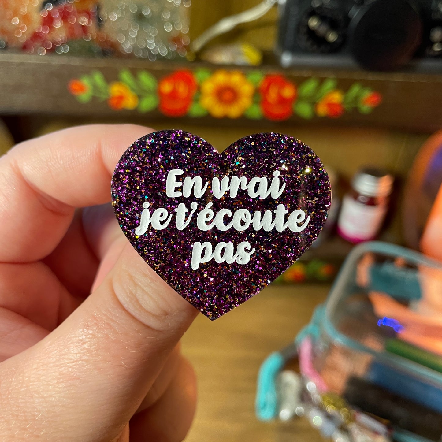 Broche "En vrai je t'écoute pas" en acrylique à paillettes violettes