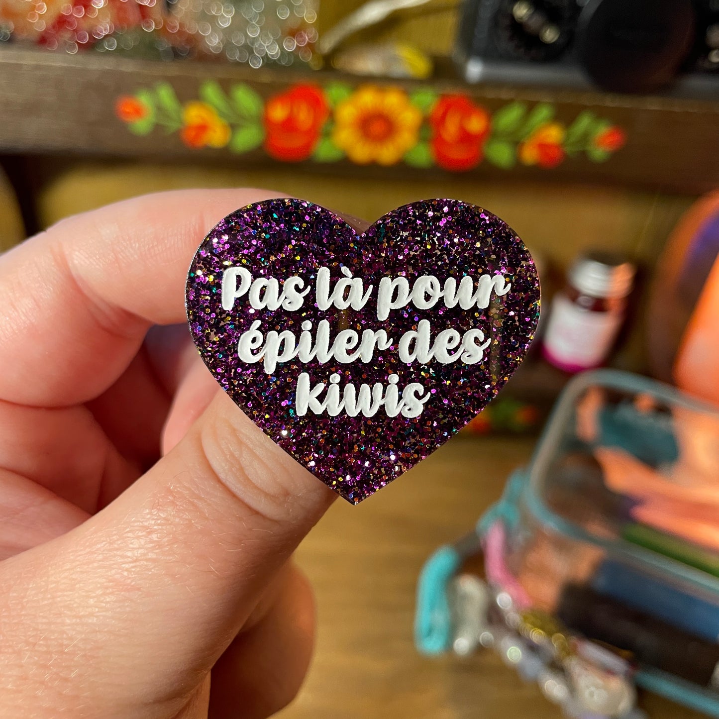 Broche "Pas là pour épiler des kiwis" en acrylique à paillettes violettes