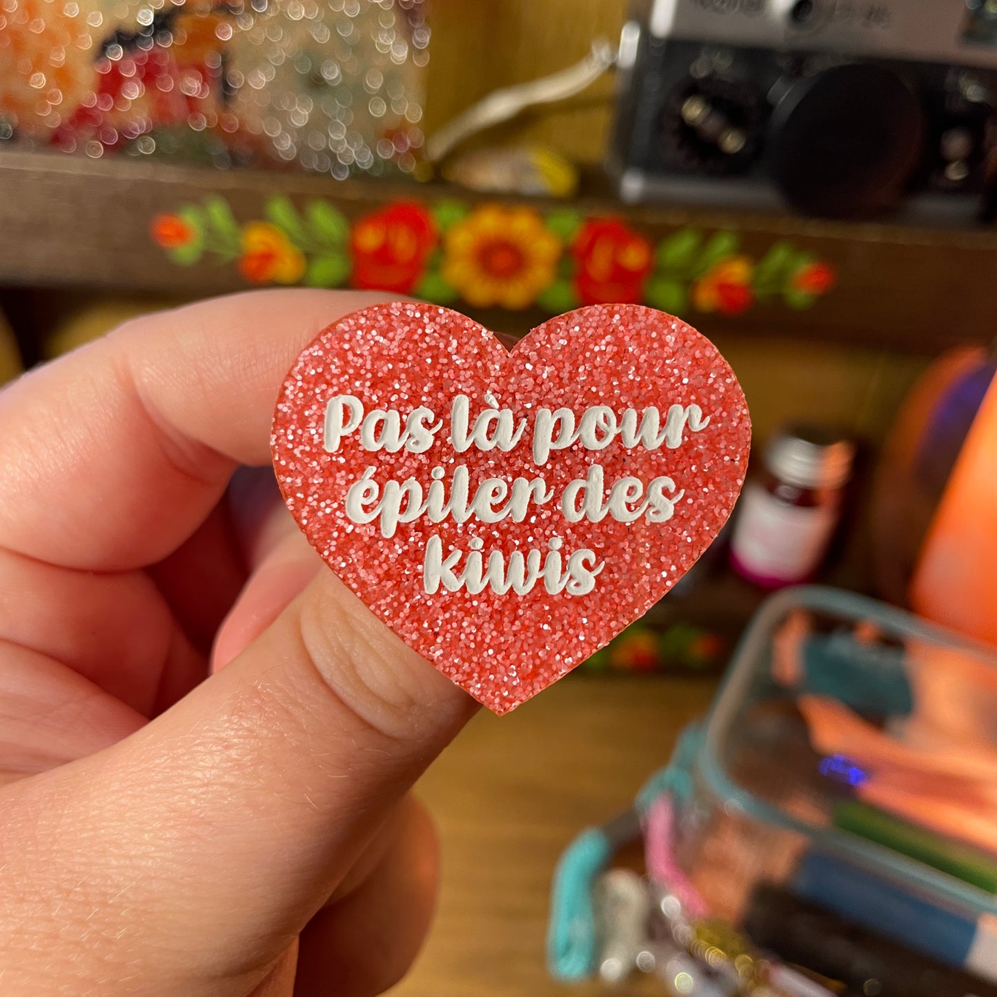 Broche "Pas là pour épiler des kiwis" en acrylique à paillettes roses