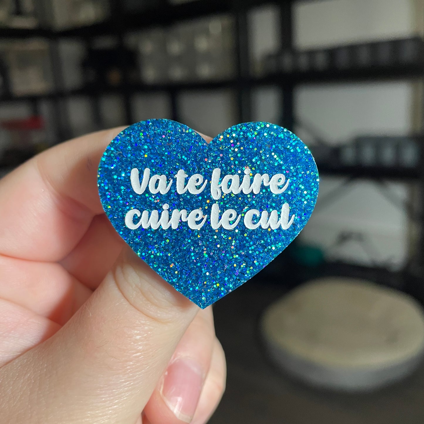 Broche "Va te faire cuire le cul" en acrylique à paillettes bleues