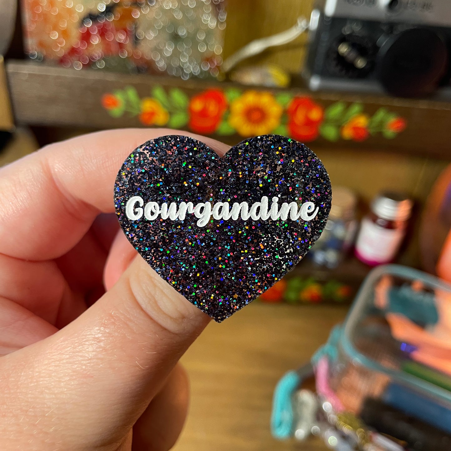 Broche "Gourgandine" en acrylique à paillettes noires holographiques
