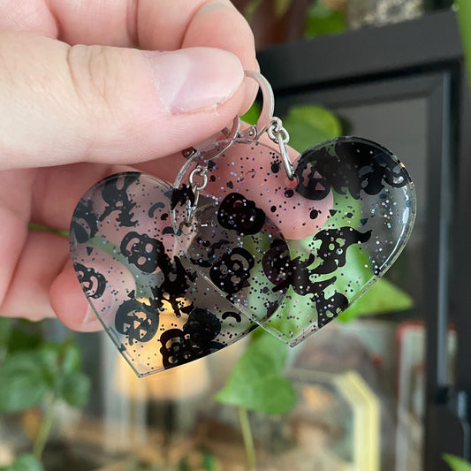 Boucles d'oreilles pendantes en forme de coeurs en acrylique transparente avec des confettis d'Halloween