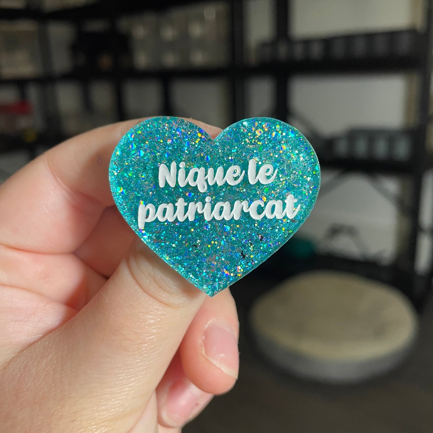Broche "Nique le patriarcat" en acrylique à paillettes turquoise