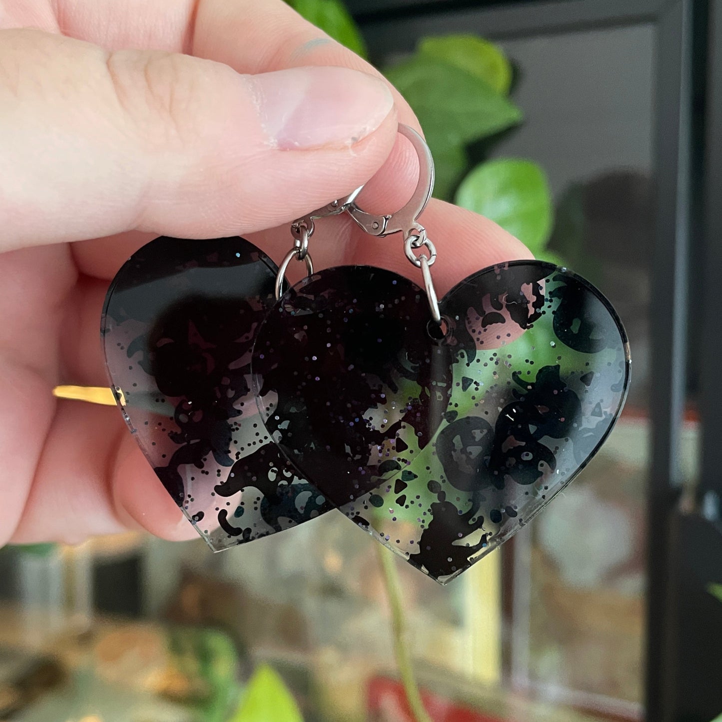 Boucles d'oreilles pendantes en forme de coeurs en acrylique transparente avec des confettis d'Halloween