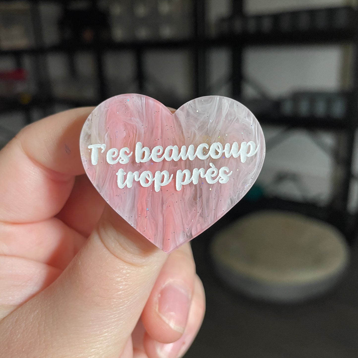 Broche "T'es beaucoup trop près" en acrylique marbrée corail, orange, jaune et blanche à paillettes