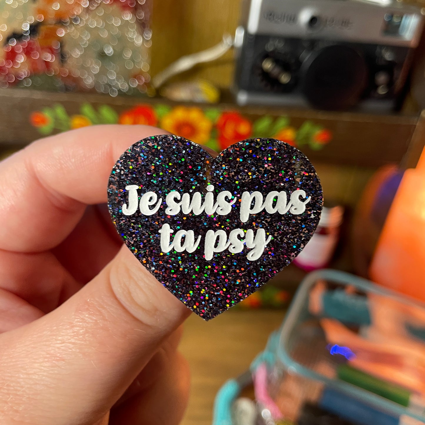 Broche "Je suis pas ta psy" en acrylique à paillettes noires holographiques