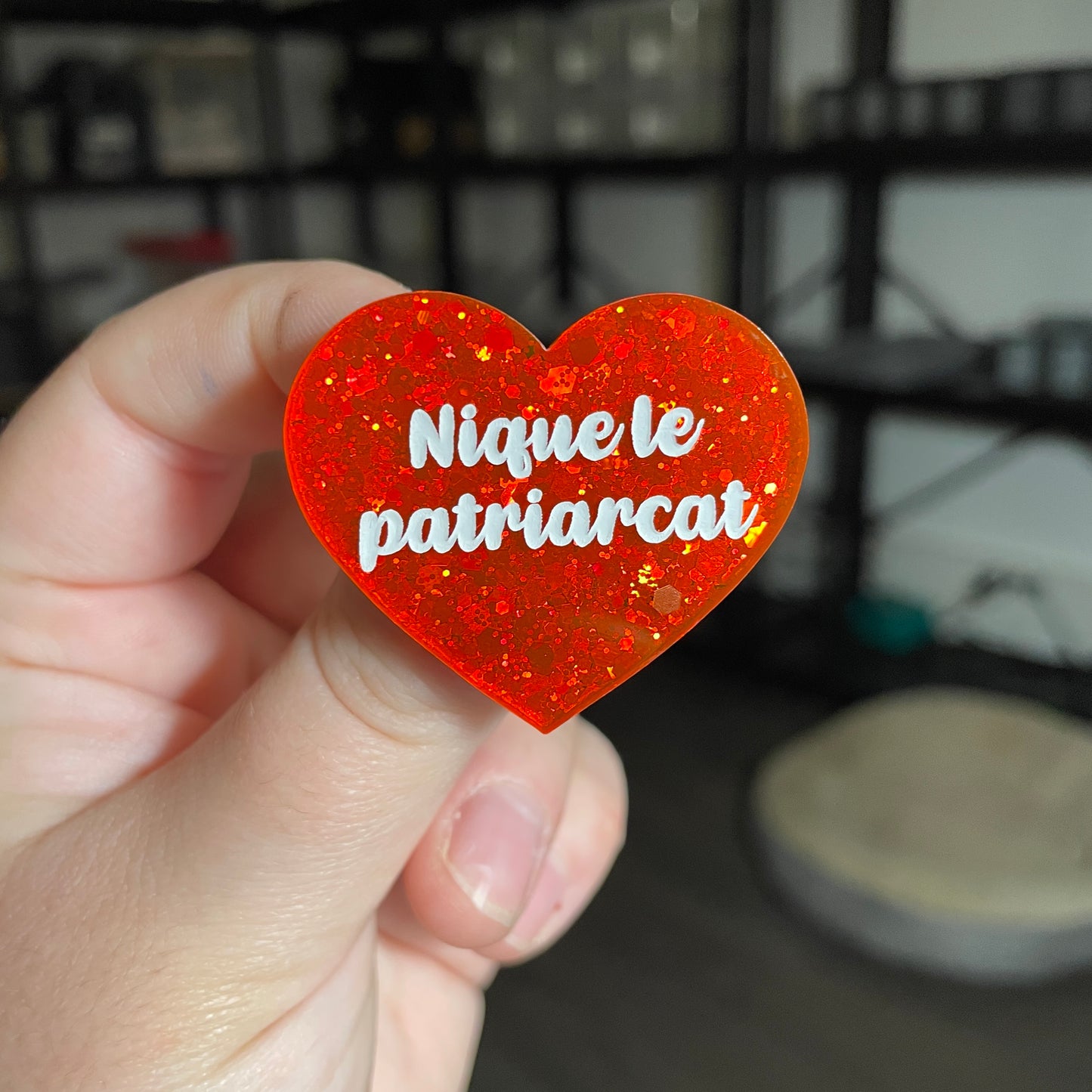 Broche "Nique le patriarcat" en acrylique à paillettes oranges