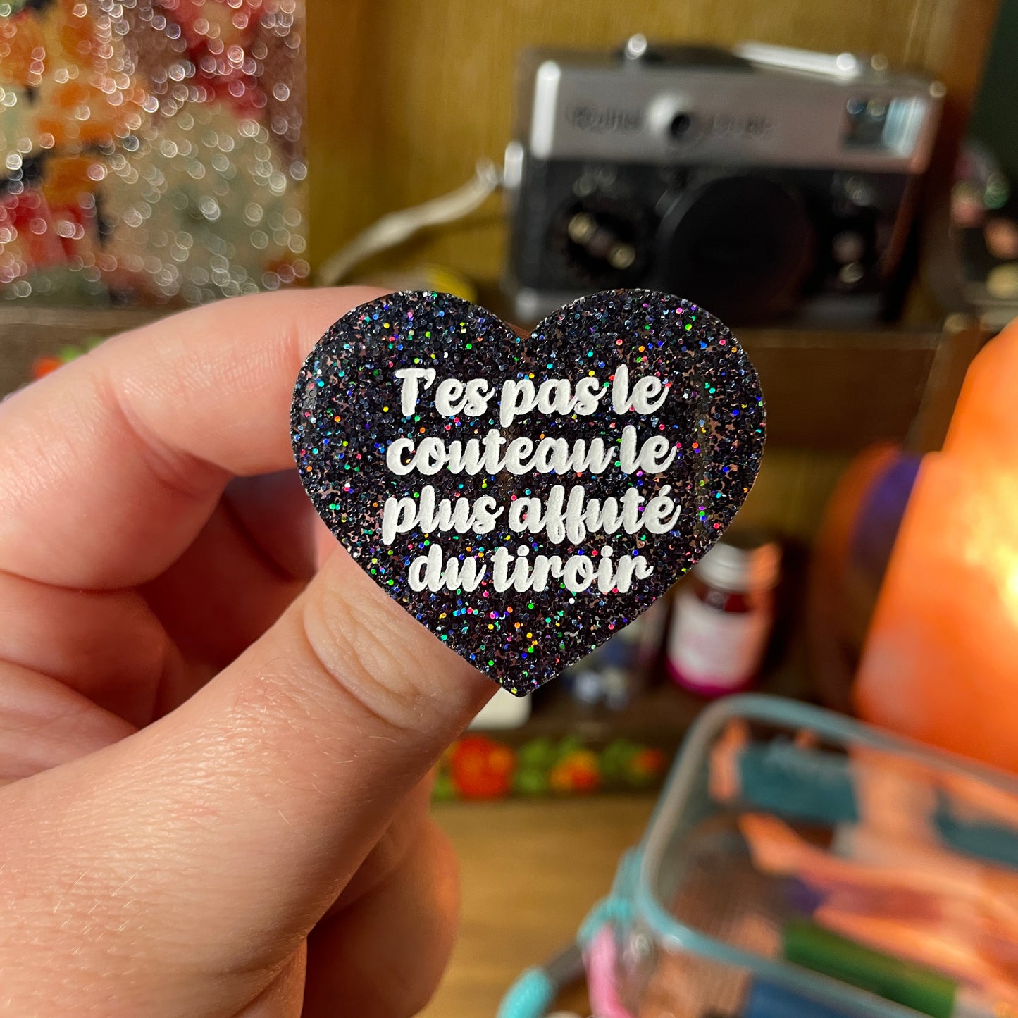 Broche "T'es pas le couteau le plus affuté du tiroir" en acrylique à paillettes noires holographiques