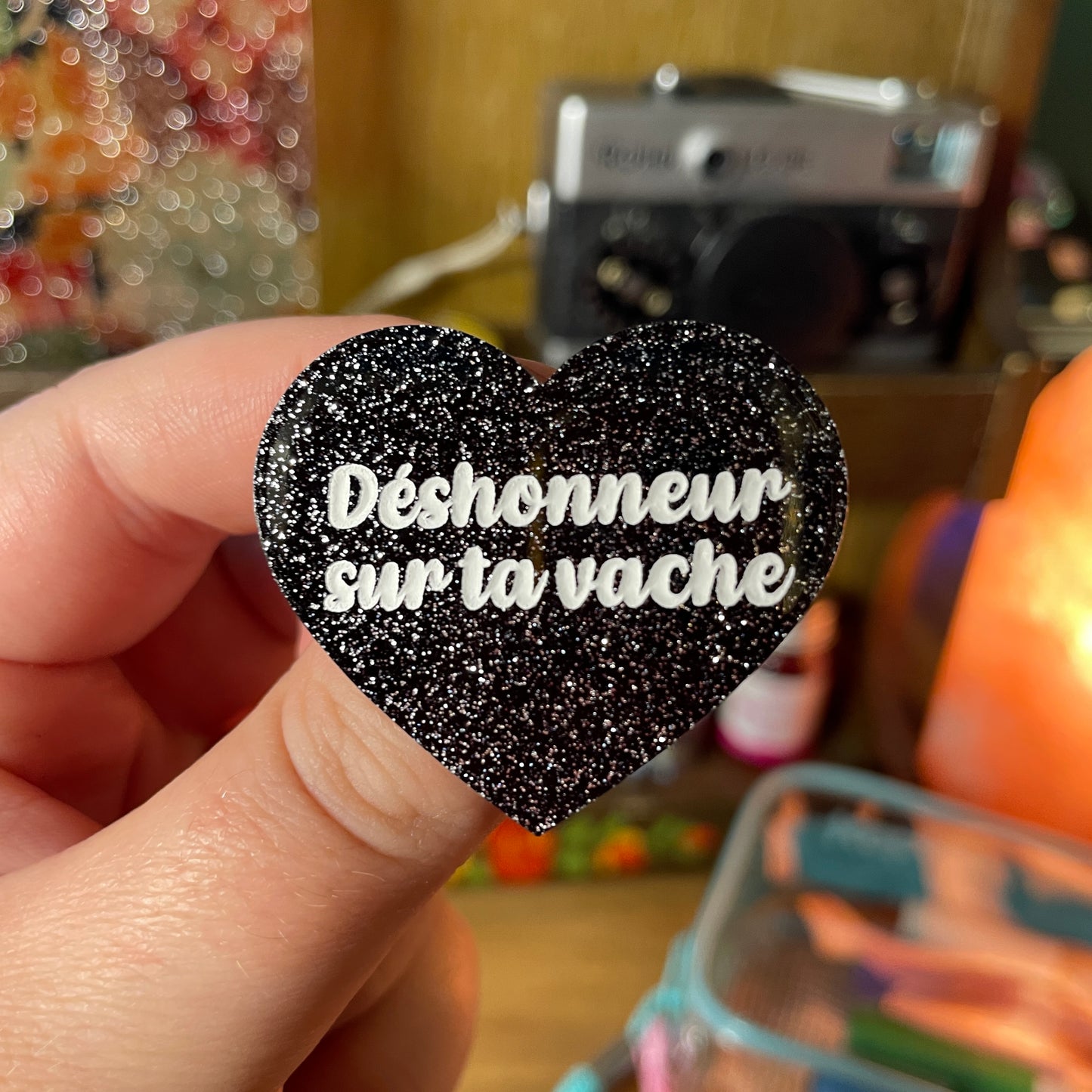 Broche "Déshonneur sur ta vache" en acrylique noire à paillettes