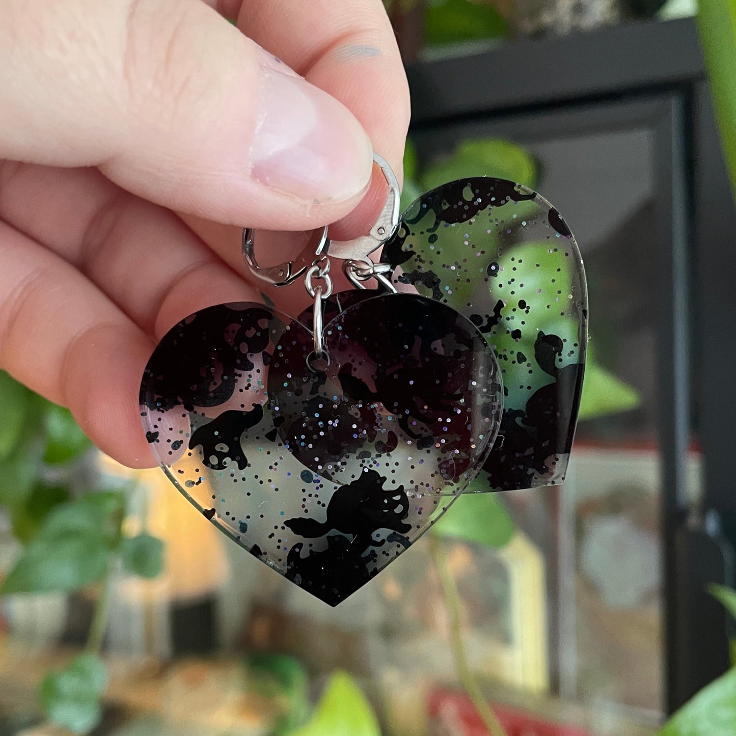 [CONTRÔLE TECHNIQUE] Boucles d'oreilles pendantes en forme de coeurs en acrylique transparente avec des confettis d'Halloween