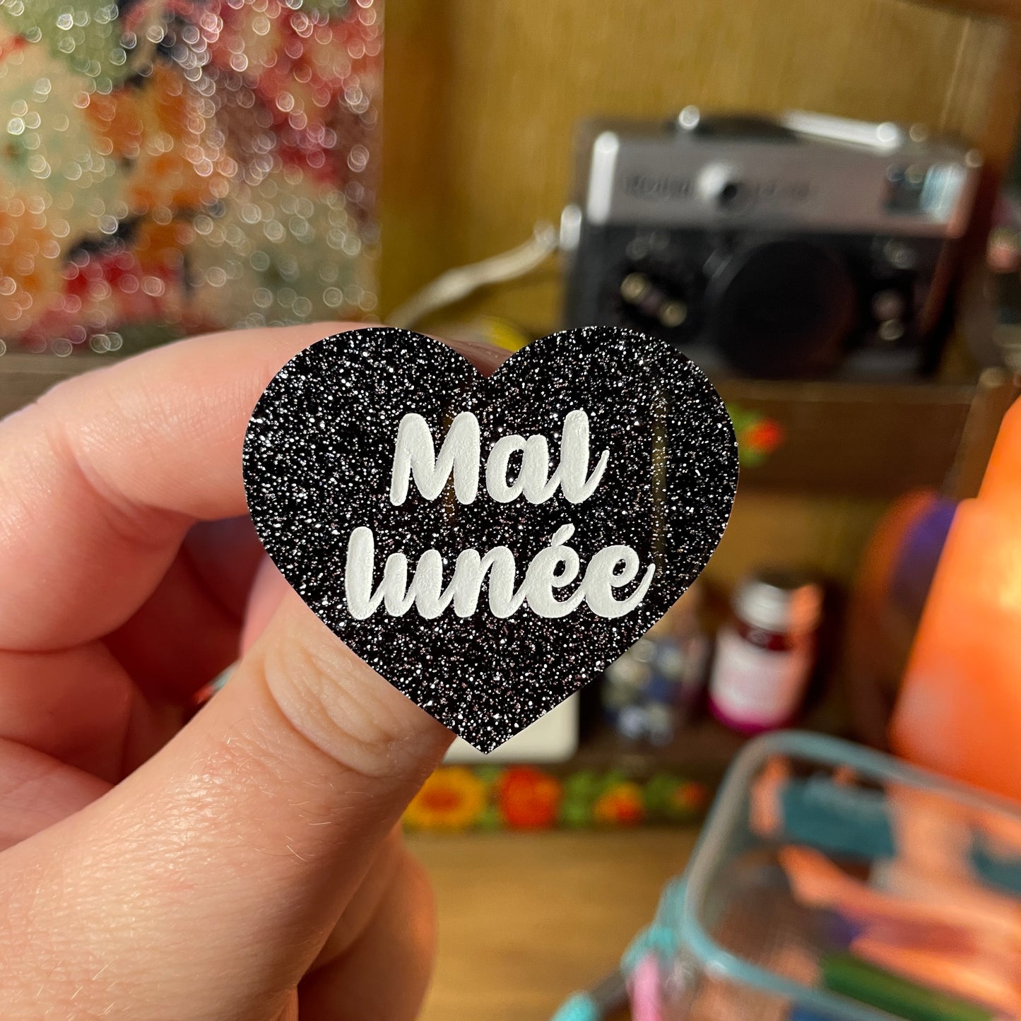 Broche "Mal lunée" en acrylique noire à paillettes