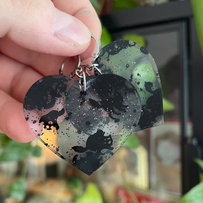 [CONTRÔLE TECHNIQUE] Boucles d'oreilles pendantes en forme de coeurs en acrylique transparente avec des confettis d'Halloween