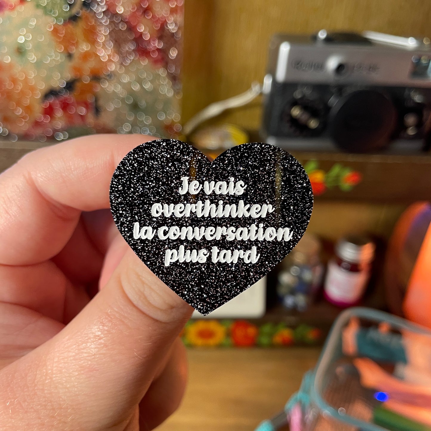 Broche "Je vais overthinker la conversation plus tard" en acrylique noire à paillettes