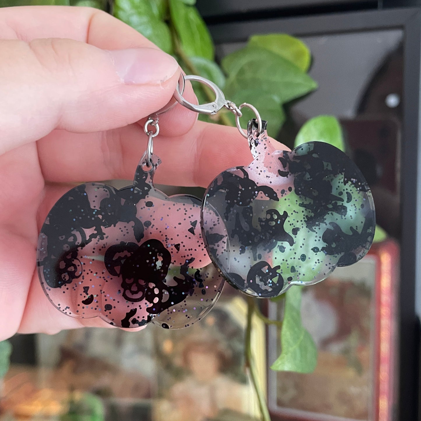 Boucles d'oreilles pendantes en forme de citrouilles en acrylique transparente avec des confettis d'Halloween