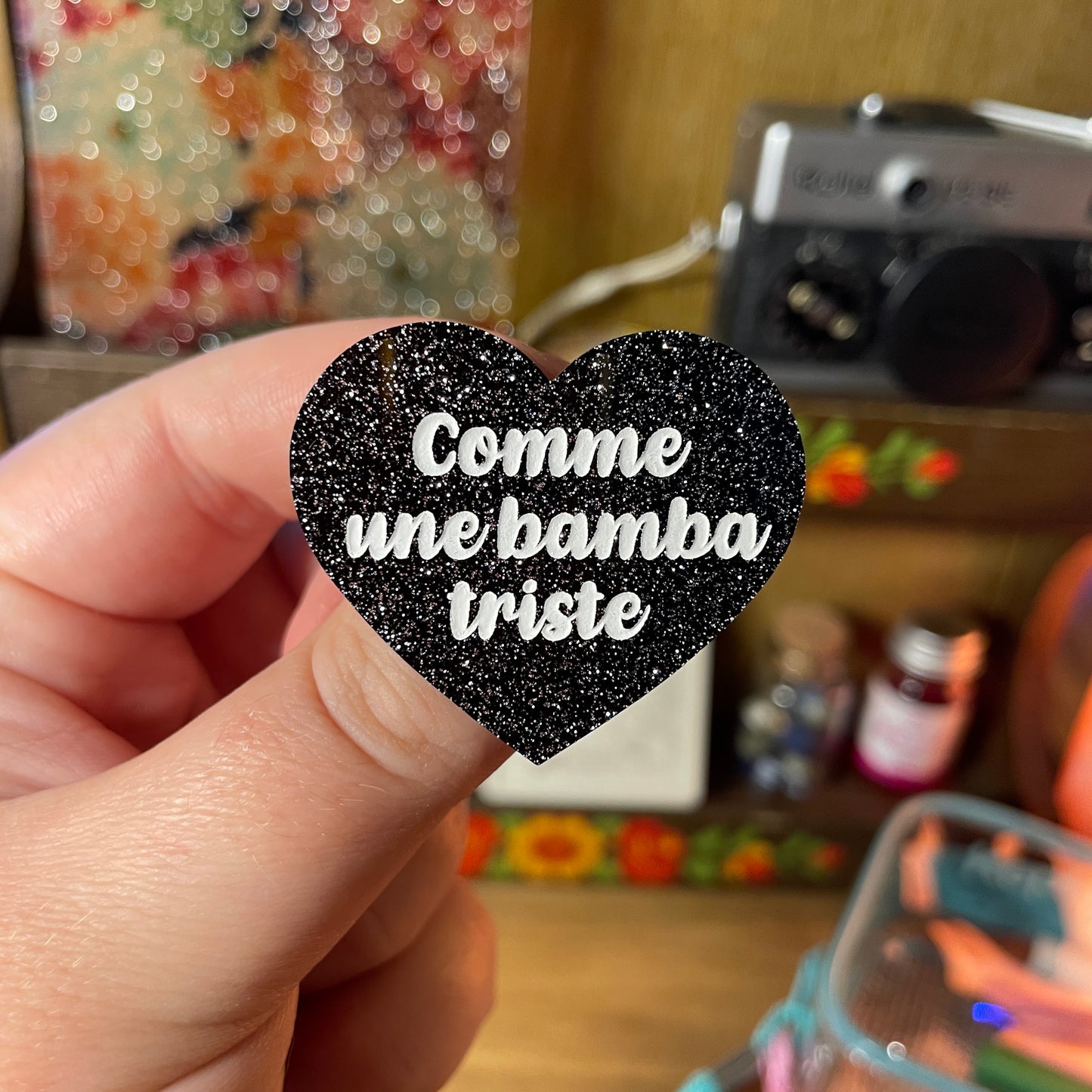 Broche "Comme une bamba triste" en acrylique noire à paillettes