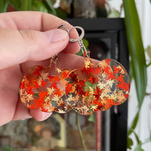 Charger l&#39;image dans la galerie, Boucles d&#39;oreilles pendantes en forme de citrouilles en acrylique transparente avec des confettis feuilles d&#39;érable