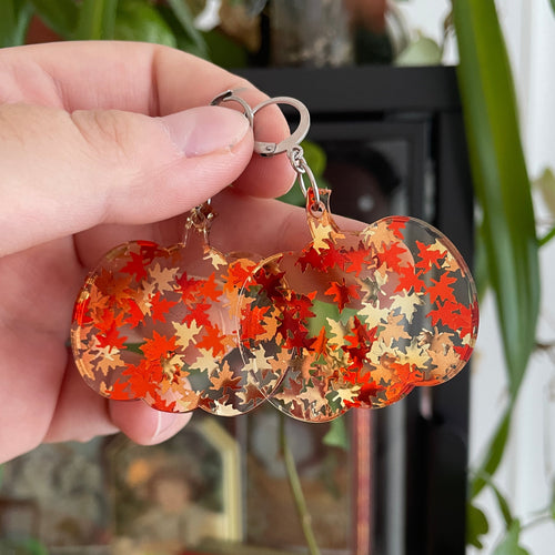 Boucles d'oreilles pendantes en forme de citrouilles en acrylique transparente avec des confettis feuilles d'érable