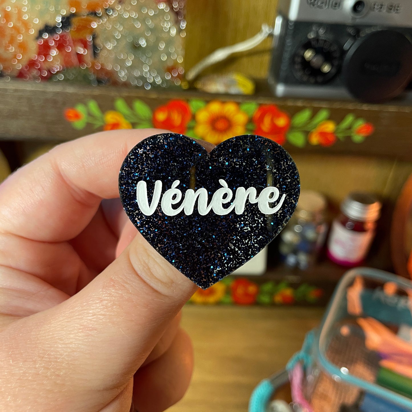 Broche "Vénère" en acrylique à paillettes bleues foncées