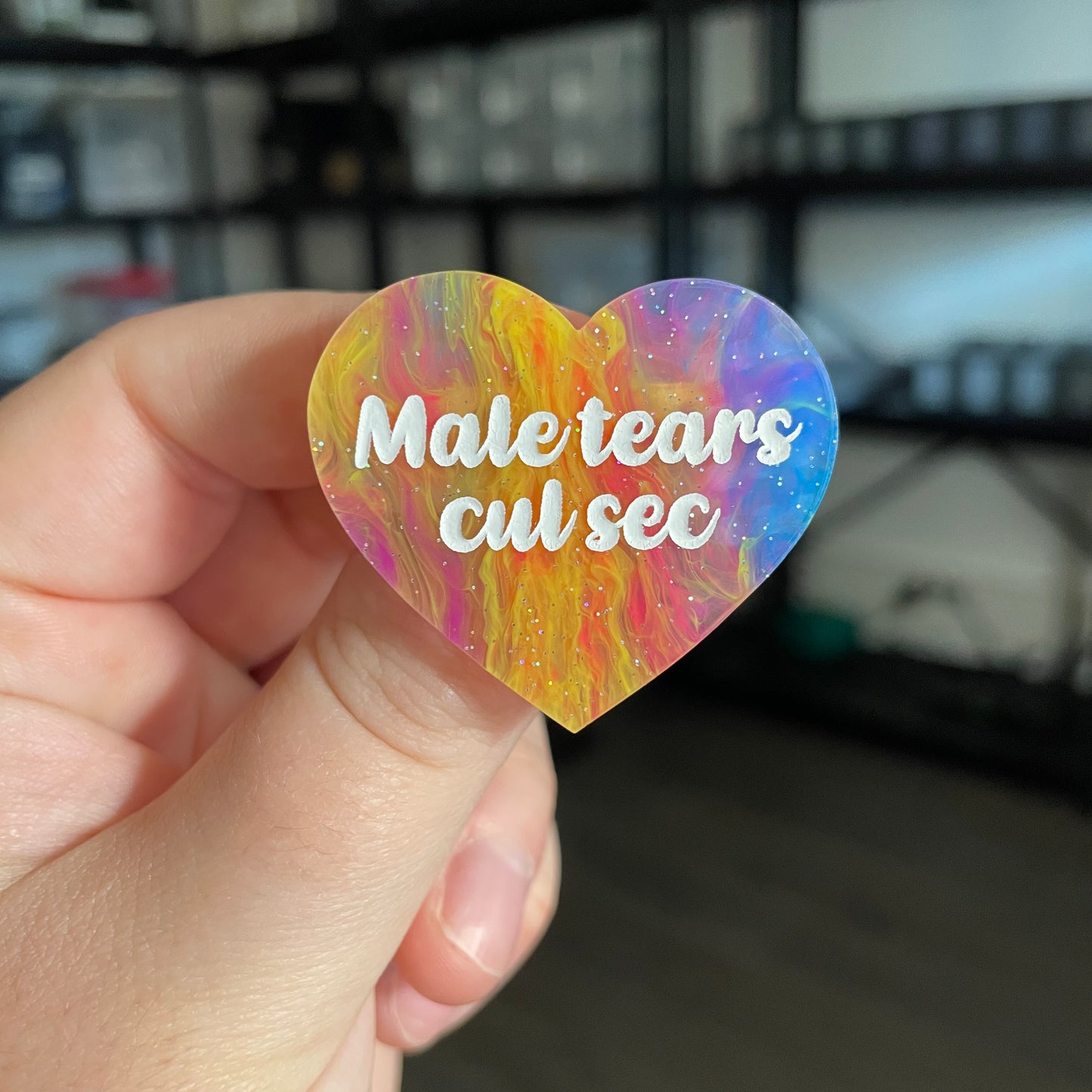 Broche "Male tears cul sec" en acrylique semi transparente marbrée multicolore