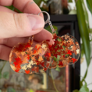 Boucles d'oreilles pendantes en forme de citrouilles en acrylique transparente avec des confettis feuilles d'érable