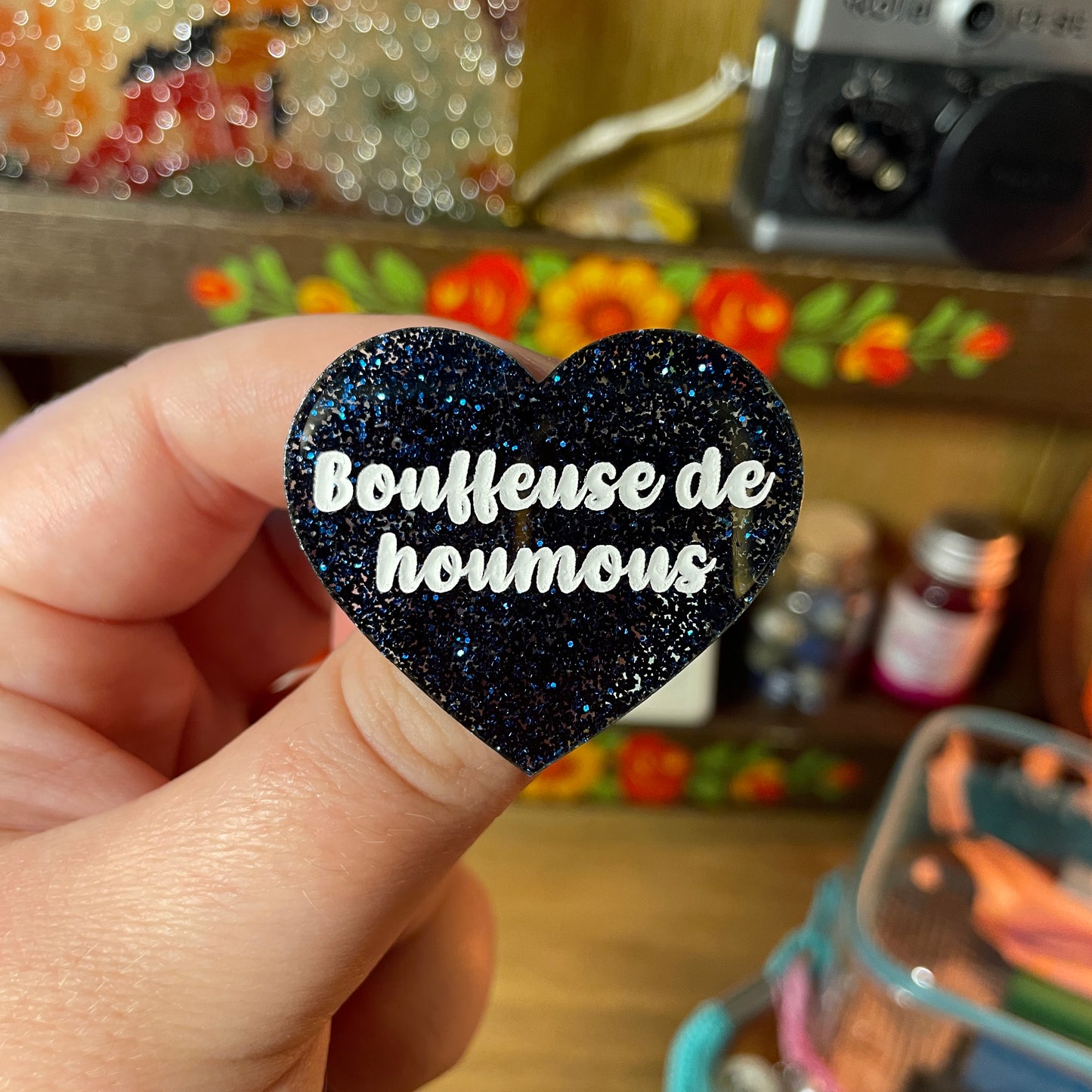 Broche "Bouffeuse de houmous" en acrylique à paillettes bleues foncées