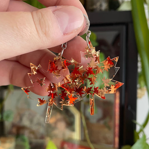 Boucles d'oreilles pendantes en forme de feuilles d'érable en acrylique transparente avec des confettis feuilles d'érable
