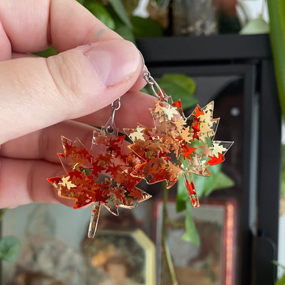 Boucles d'oreilles pendantes en forme de feuilles d'érable en acrylique transparente avec des confettis feuilles d'érable
