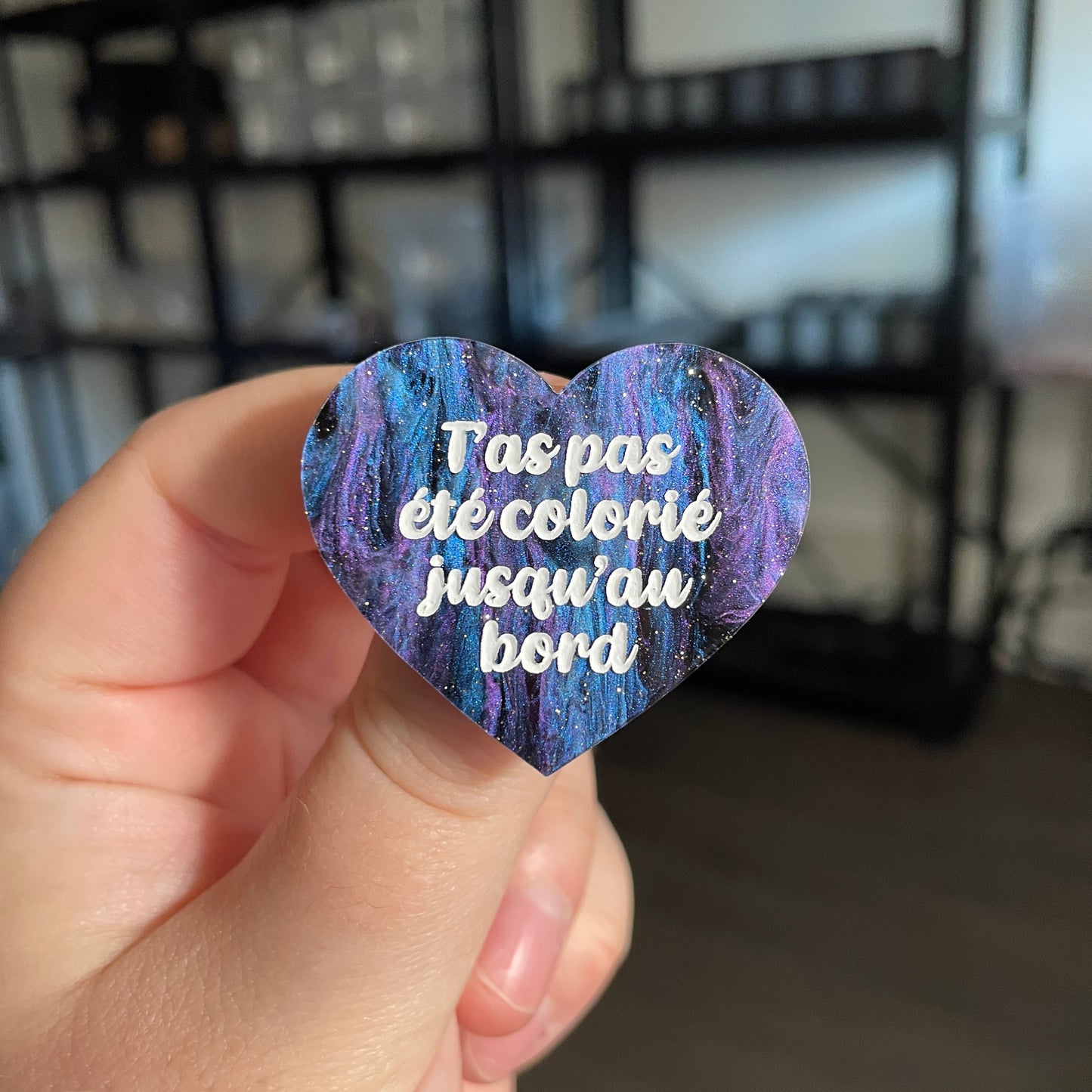 Broche "T'as pas été colorié jusqu'au bord" en acrylique marbrée bleue, noire et violette à paillettes