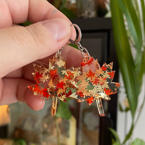 Boucles d'oreilles pendantes en forme de feuilles d'érable en acrylique transparente avec des confettis feuilles d'érable