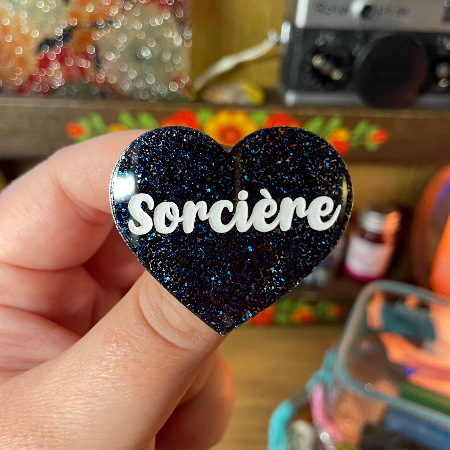 Broche "Sorcière" en acrylique à paillettes bleues foncées
