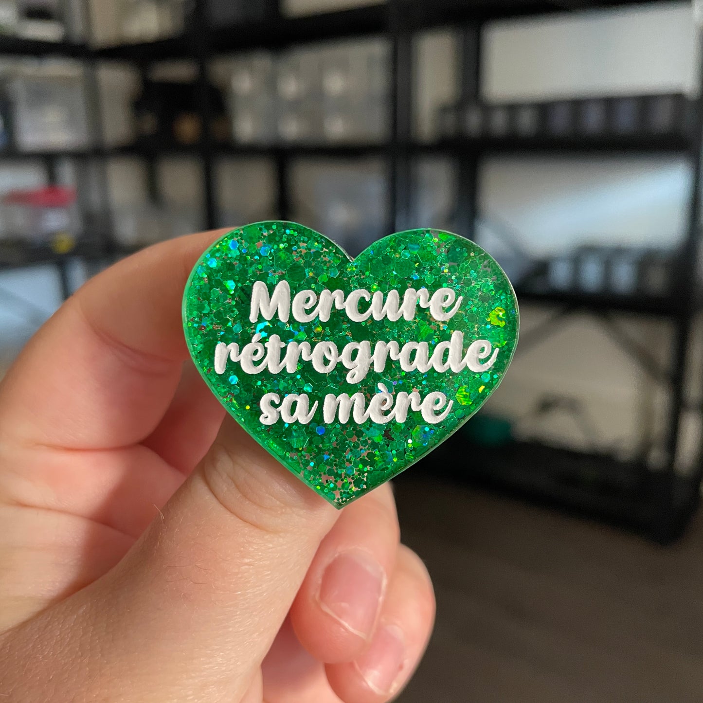 Broche "Mercure rétrograde sa mère" en acrylique à paillettes vertes