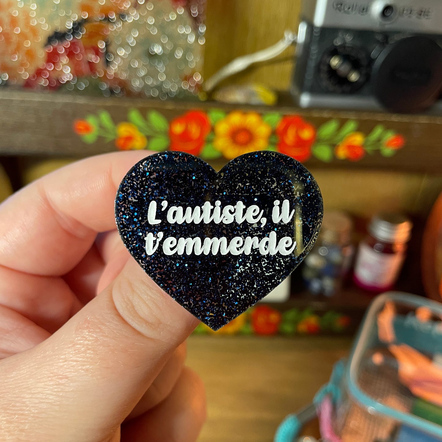 Broche "L'autiste, il t'emmerde" en acrylique à paillettes bleues foncées