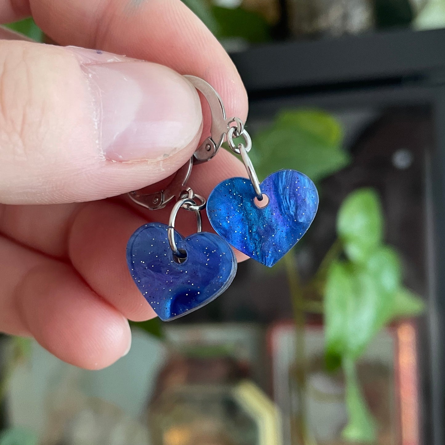 Mini boucles d'oreilles coeurs pendantes en acrylique marbrée bleue à paillettes