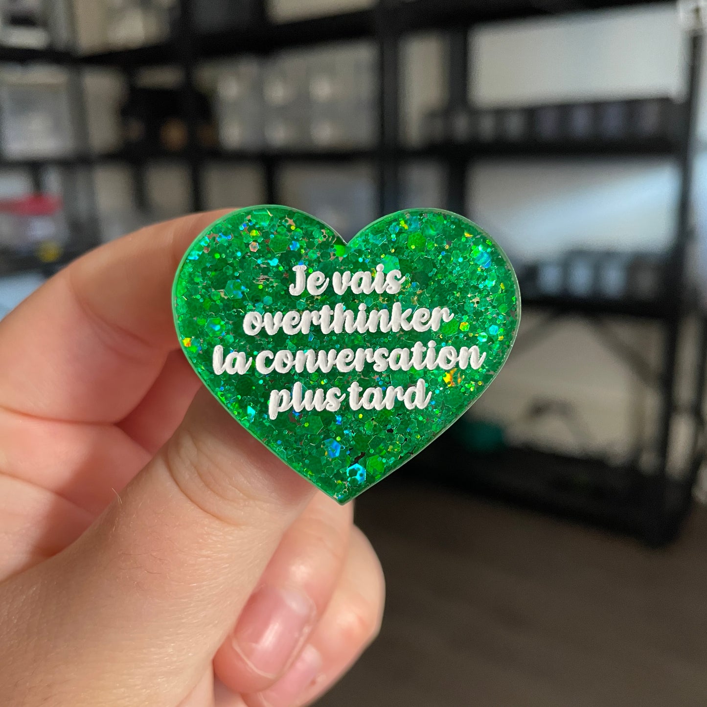 Broche "Je vais overthinker la conversation plus tard" en acrylique à paillettes vertes