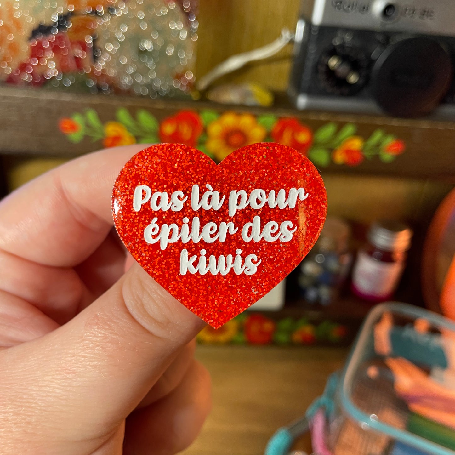 Broche "Pas là pour épiler des kiwis" en acrylique à paillettes oranges