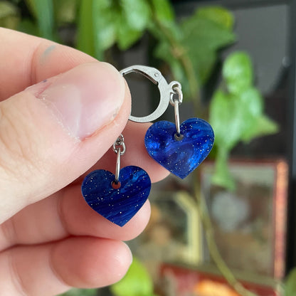 Mini boucles d'oreilles coeurs pendantes en acrylique marbrée bleue à paillettes