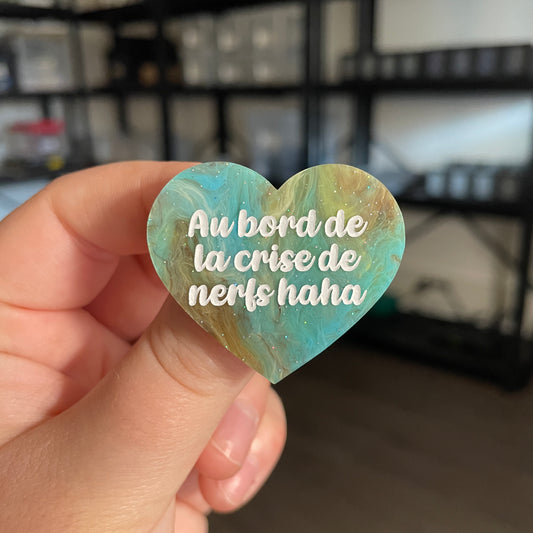 Broche "Au bord de la crise de nerfs haha" en acrylique marbrée bleue et marron