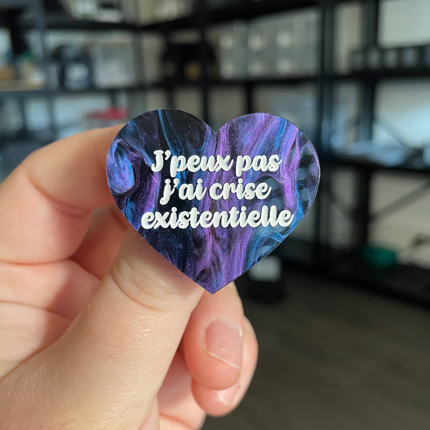 Broche "J'peux pas j'ai crise existentielle" en acrylique marbrée bleue, noire et violette