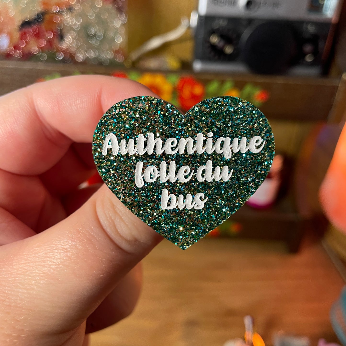 Broche "Authentique folle du bus" en acrylique à paillettes vertes
