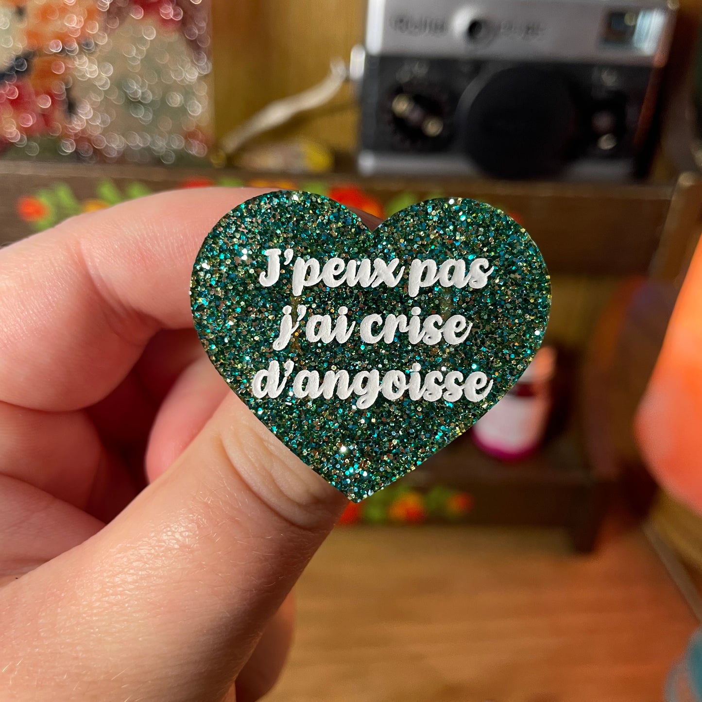 Broche "J'peux pas j'ai crise d'angoisse" en acrylique à paillettes vertes
