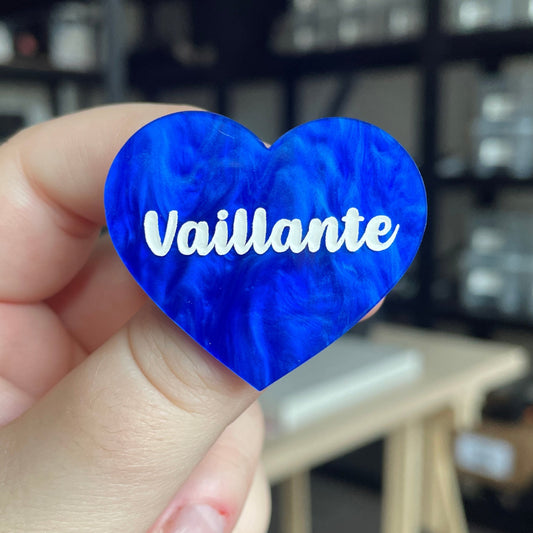 [CONTRÔLE TECHNIQUE] Broche "Vaillante" en acrylique marbrée bleue