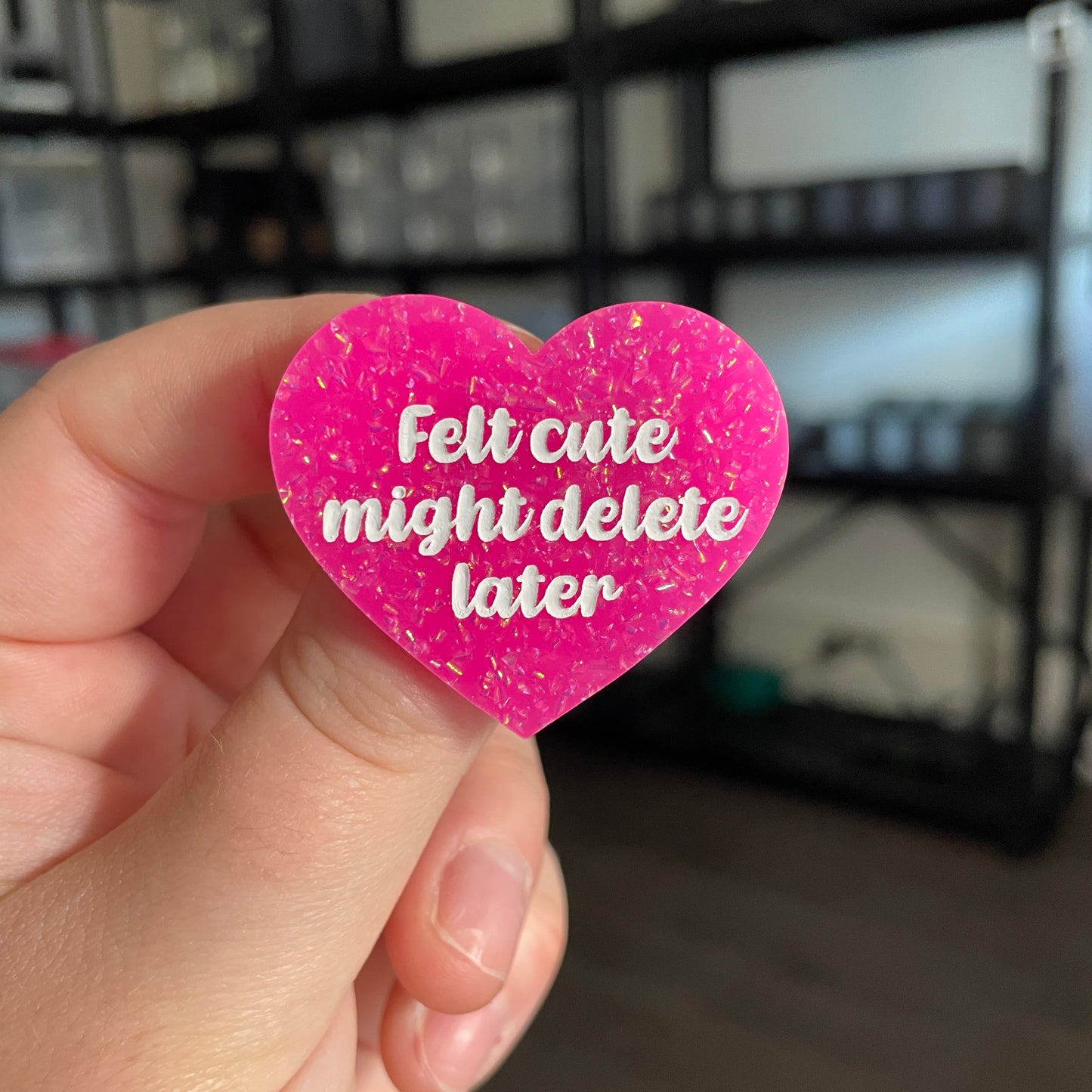 Broche "Felt cute might delete later" en acrylique rose avec des paillettes