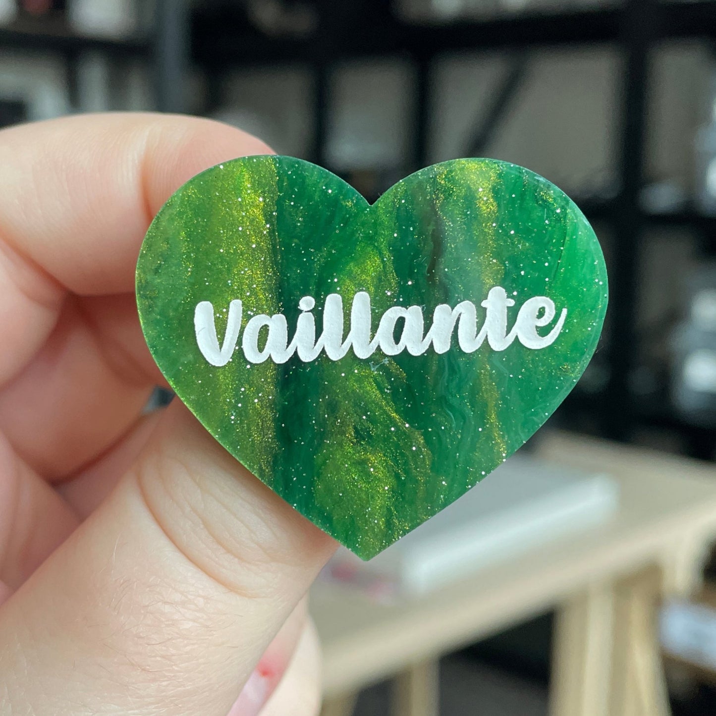 [CONTRÔLE TECHNIQUE] Broche "Vaillante" en acrylique marbrée verte et dorée
