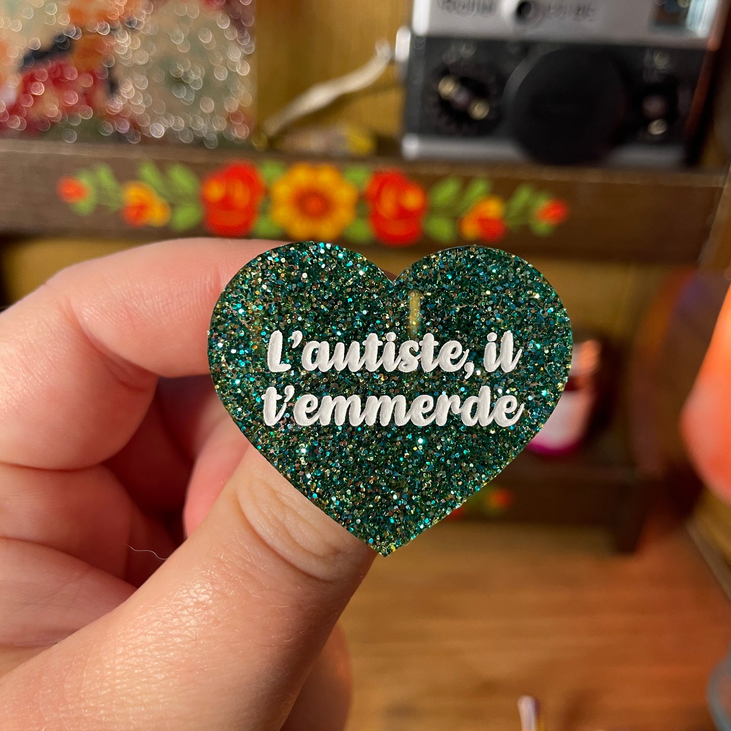 Broche "L'autiste, il t'emmerde" en acrylique à paillettes vertes