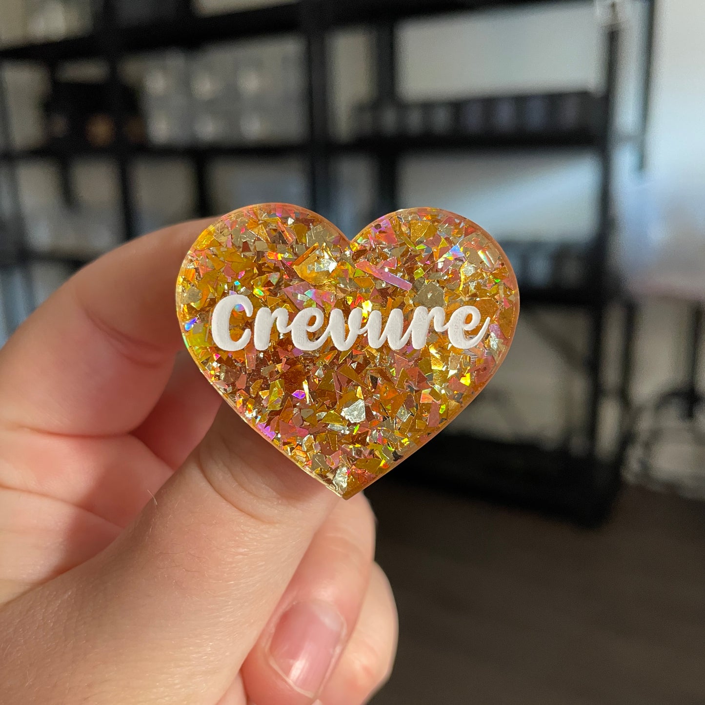 Broche "Crevure" en acrylique transparente avec des confettis jaunes