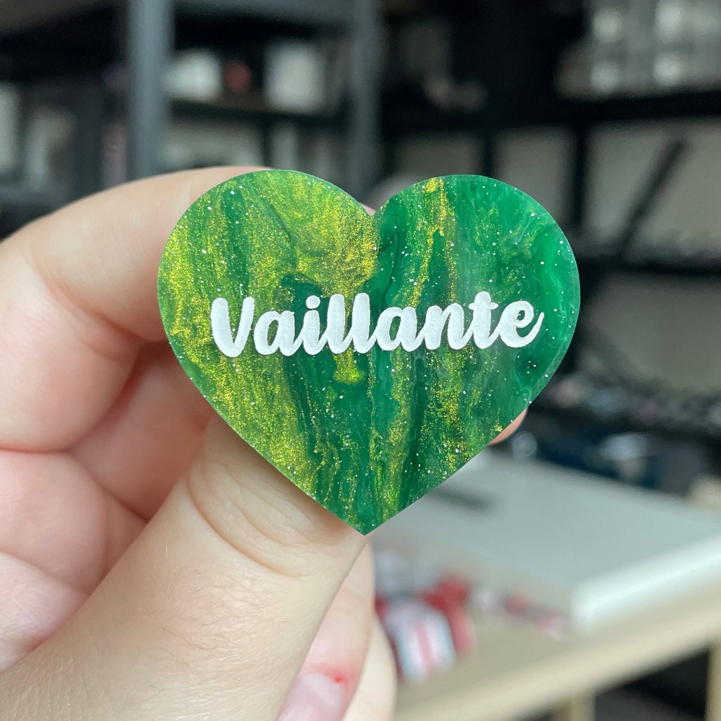 [CONTRÔLE TECHNIQUE] Broche "Vaillante" en acrylique marbrée verte et dorée