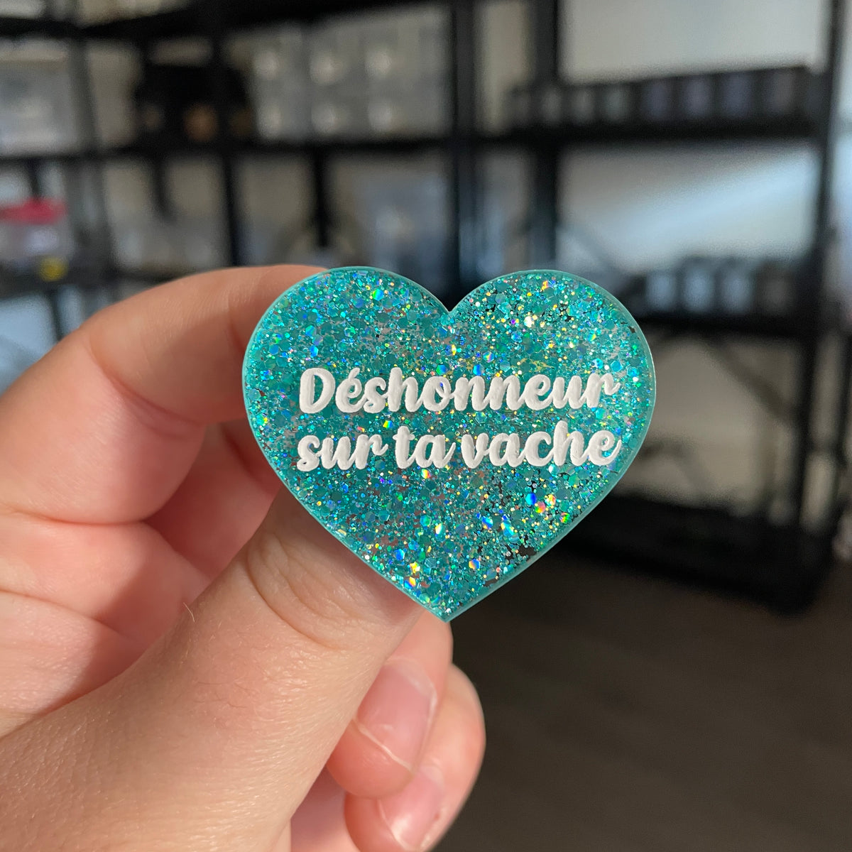 Broche "Déshonneur sur ta vache" en acrylique à paillettes turquoise