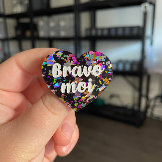 Broche "Bravo moi" en acrylique noire avec des éclats de confettis multicolores