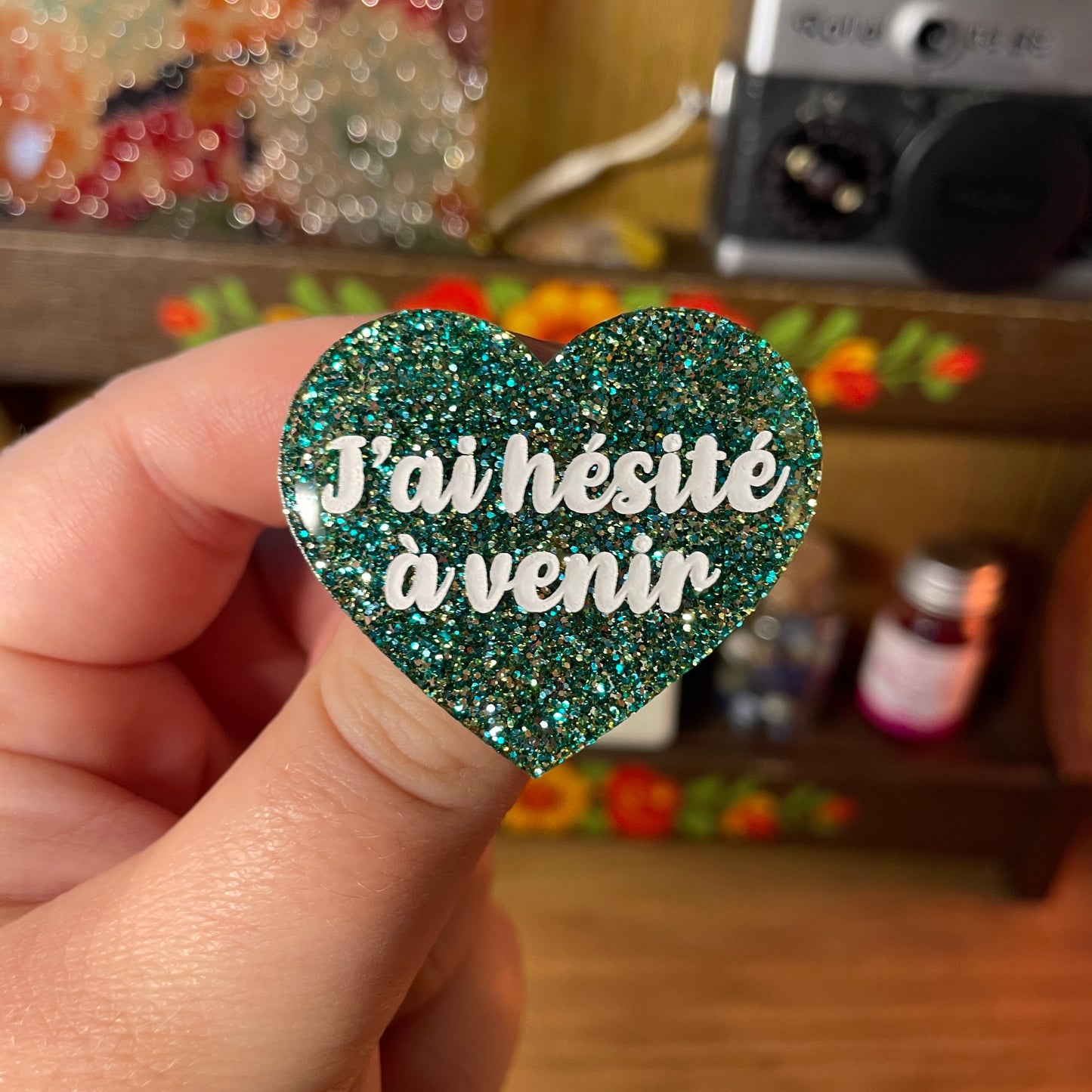 Broche "J'ai hésité à venir" en acrylique à paillettes vertes