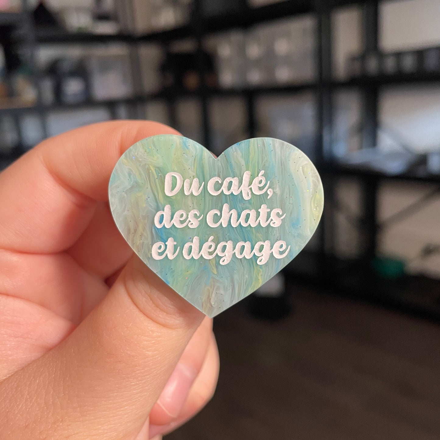 Broche "Du café, des chats et dégage" en acrylique marbrée bleue et jaune